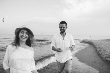 Kumsalda koşan bir çift.