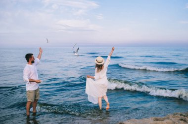 Sahilde önüne gelenle Çift