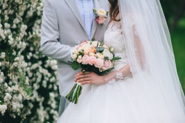 Sevgili çift el ele tutuşuyor