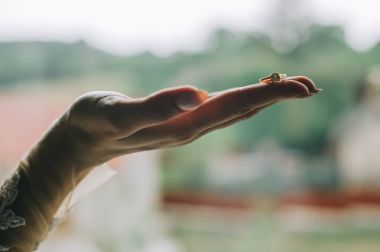  bir yüzük tutan el