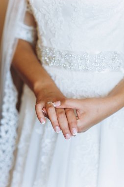 bir düğün yüzüğü ellerle gelin