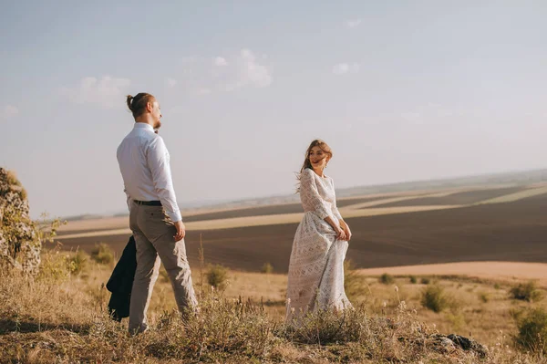Casal andando nas montanhas — Fotografia de Stock
