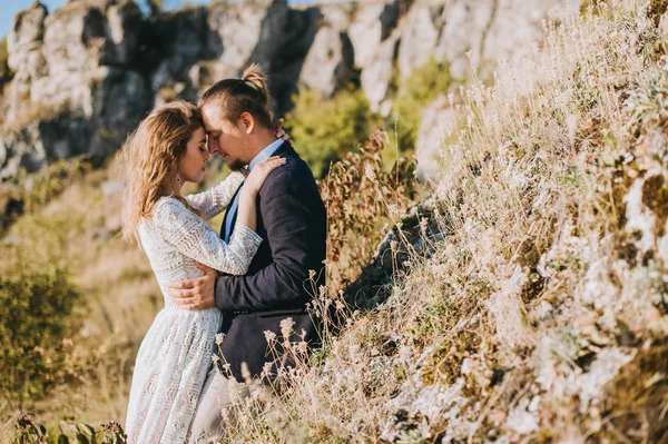 Pareja casada abrazando — Foto de Stock