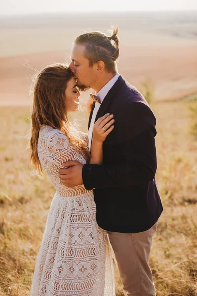 Pareja casada besos —  Fotos de Stock