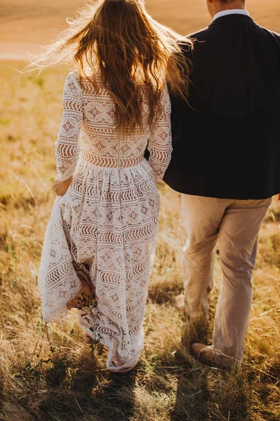 Casal andando nas montanhas — Fotografia de Stock