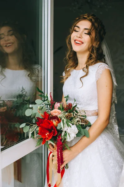 Mariée avec un bouquet de fleurs — Photo