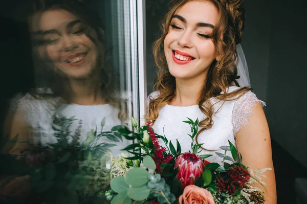 Mariée avec un bouquet de fleurs — Photo