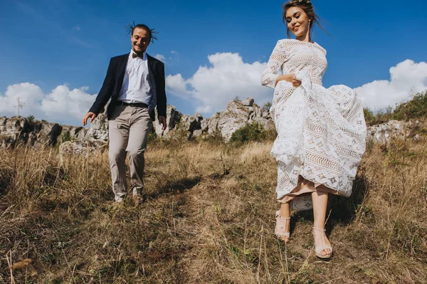 Casal andando nas montanhas — Fotografia de Stock