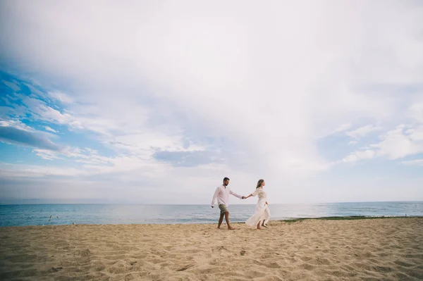 Coppia passeggiando sulla spiaggia — Foto Stock