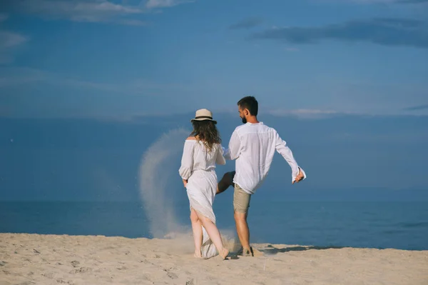 Par lurar runt på stranden — Stockfoto