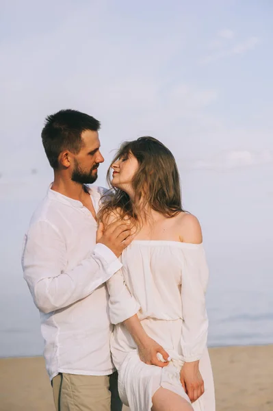 Pareja abrazándose en la playa — Foto de Stock