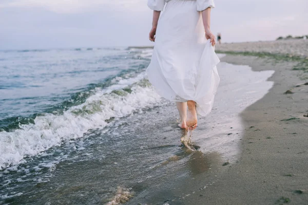 Femme marchant sur la plage — Photo