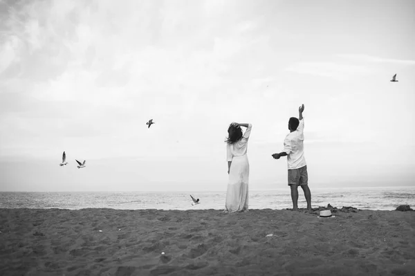 Casal desfrutando de vista mar — Fotografia de Stock