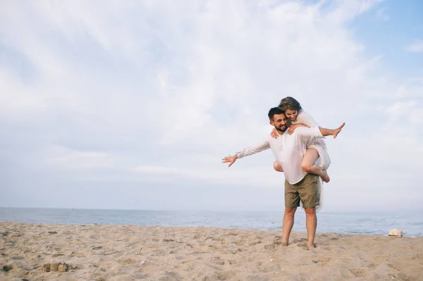 Pár bolondozás körül a strandon — Stock Fotó