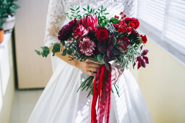 Noiva segurando buquê de casamento — Fotografia de Stock