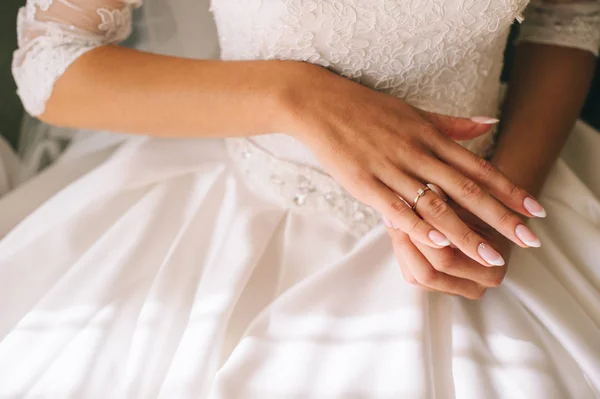 Manos de novia con anillo de toldo — Foto de Stock