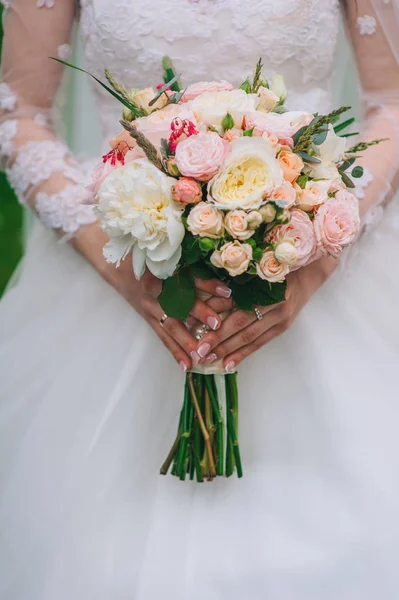 Noiva segurando buquê de casamento — Fotografia de Stock