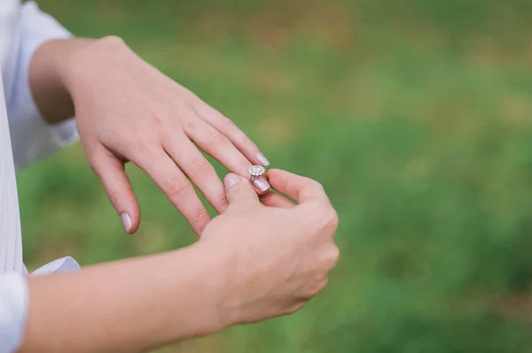 Mãos de noiva com um anel de casamento — Fotografia de Stock
