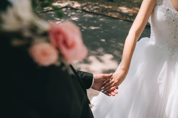 Małżeństwo, trzymając się za ręce — Zdjęcie stockowe