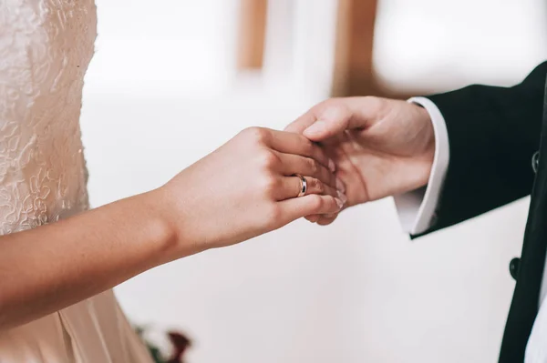 Couple marié tenant la main — Photo