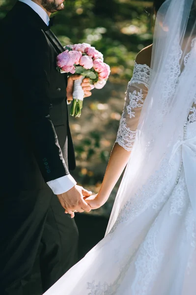 Casal casal de mãos dadas — Fotografia de Stock