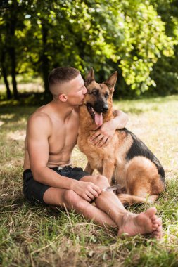 bir Alman çoban ile atletik adam