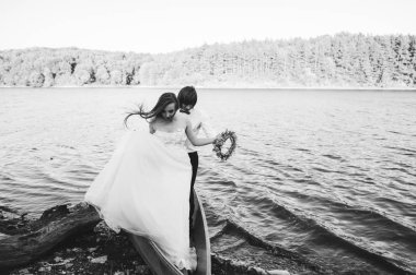  Gelin ve damat bir tekne içinde