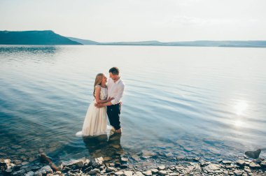 Kumsaldaki genç çift.