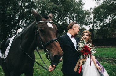 siyah bir at ile genç Çift