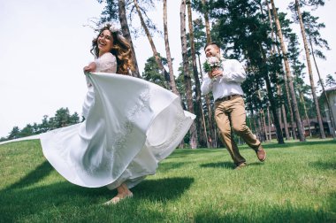 Parkta evlenen çift.