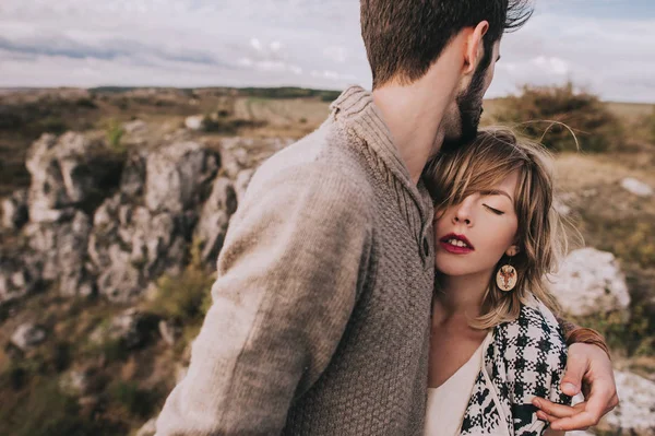 Pareja joven apasionada — Foto de Stock