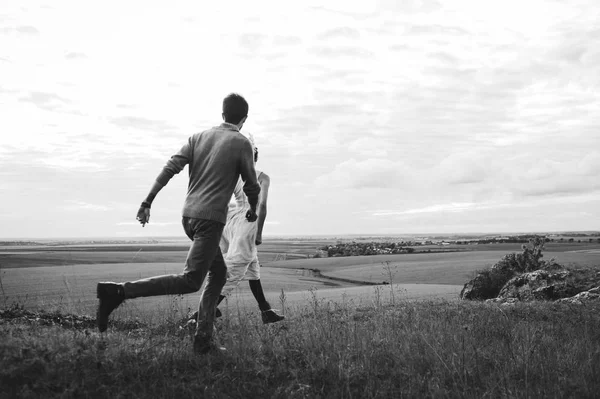 Pareja en el campo —  Fotos de Stock