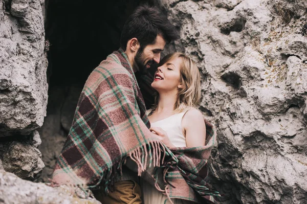 Loving couple in the mountains — Stock Photo, Image