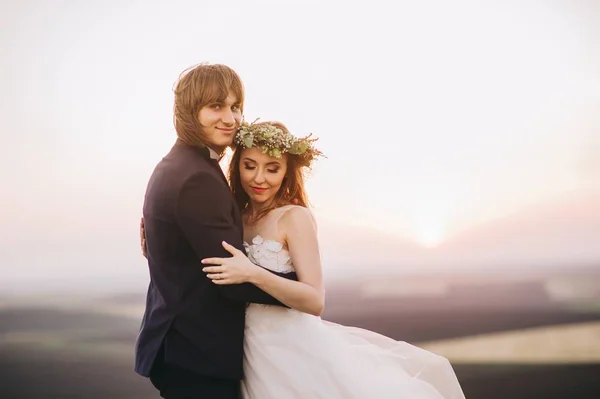 Pareja de boda en la noche —  Fotos de Stock