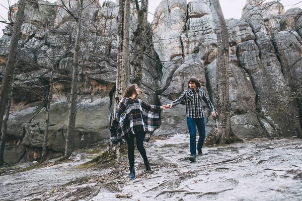 Pareja enamorada enMontañas —  Fotos de Stock