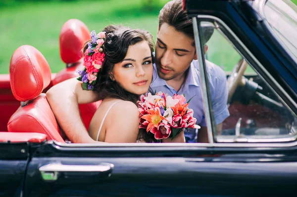 Jeune couple en voiture vintage — Photo