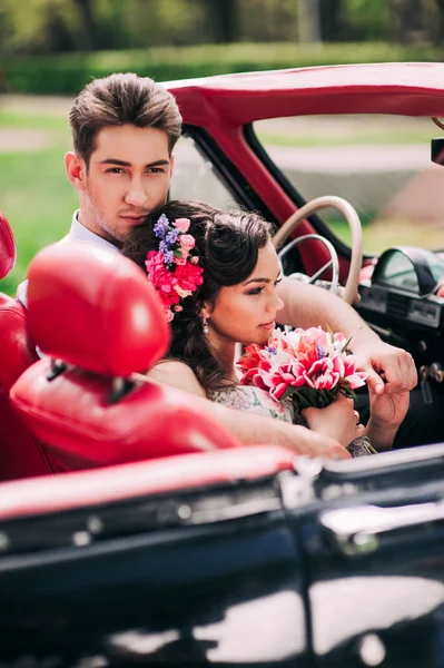 Pareja joven en coche vintage —  Fotos de Stock