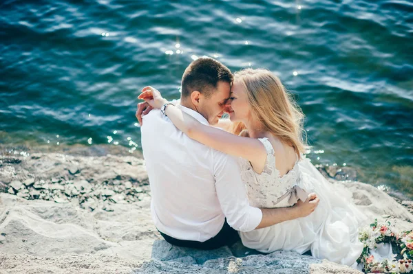 Feliz jovem casal — Fotografia de Stock