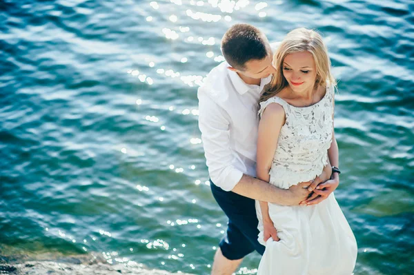 Pareja enamorada abrazándose —  Fotos de Stock