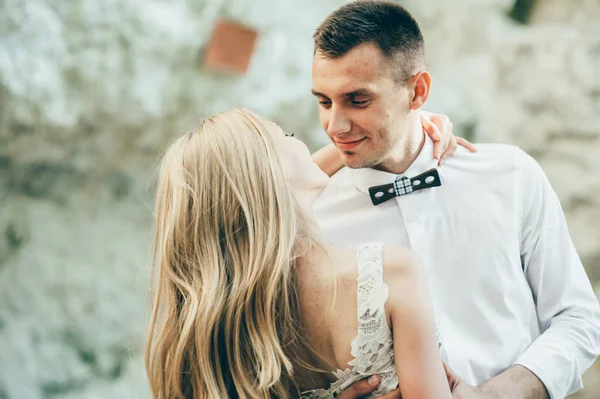 Novia y novio posando —  Fotos de Stock