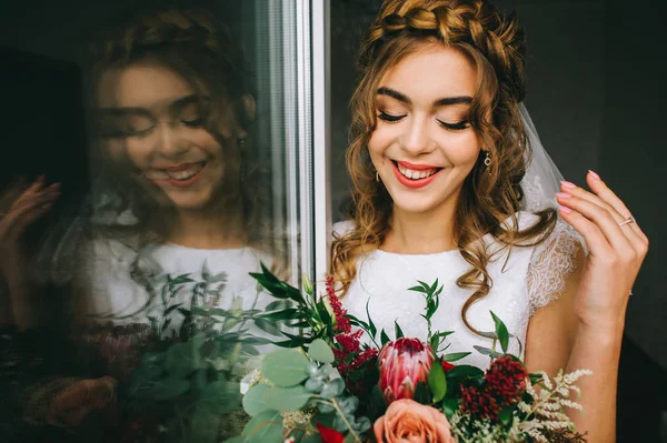 Beautiful bride with a bouquet — Stock Photo, Image