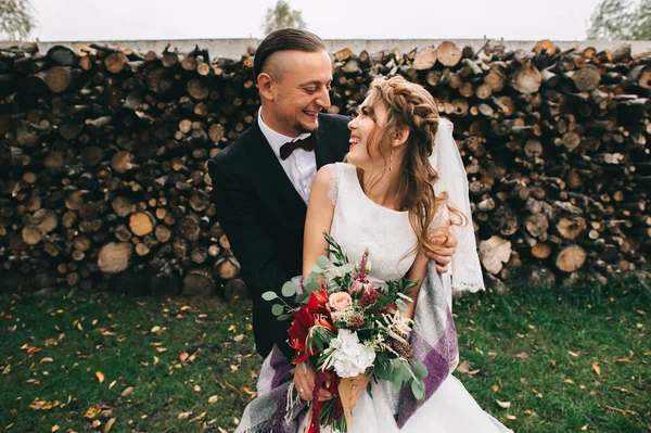 Feliz jovem casal — Fotografia de Stock