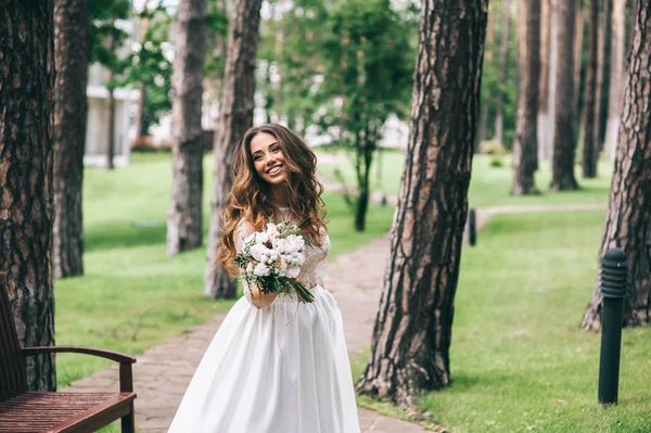 Cantik pengantin dengan karangan bunga — Stok Foto