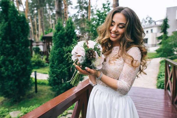 Bride with white bouquet — Stock Photo, Image