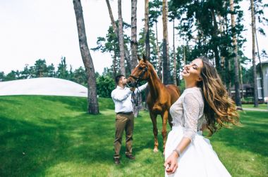  Çift ayakta bir at yanında