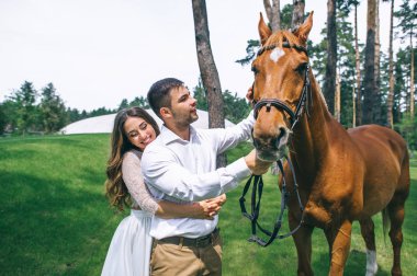  Çift ayakta bir at yanında