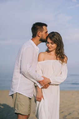 Kumsalda aşık bir çift