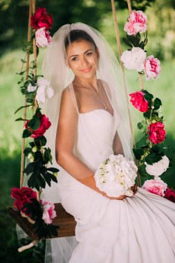 bir salıncak üzerinde güzel gelin