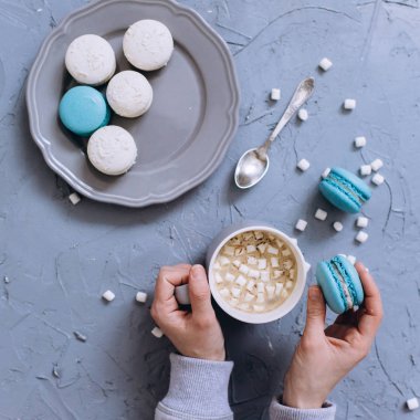 Fransızca Macarons ve kakao içecek