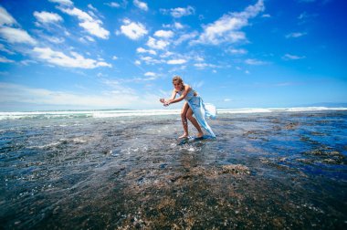 Sahilde heyecanlı kız